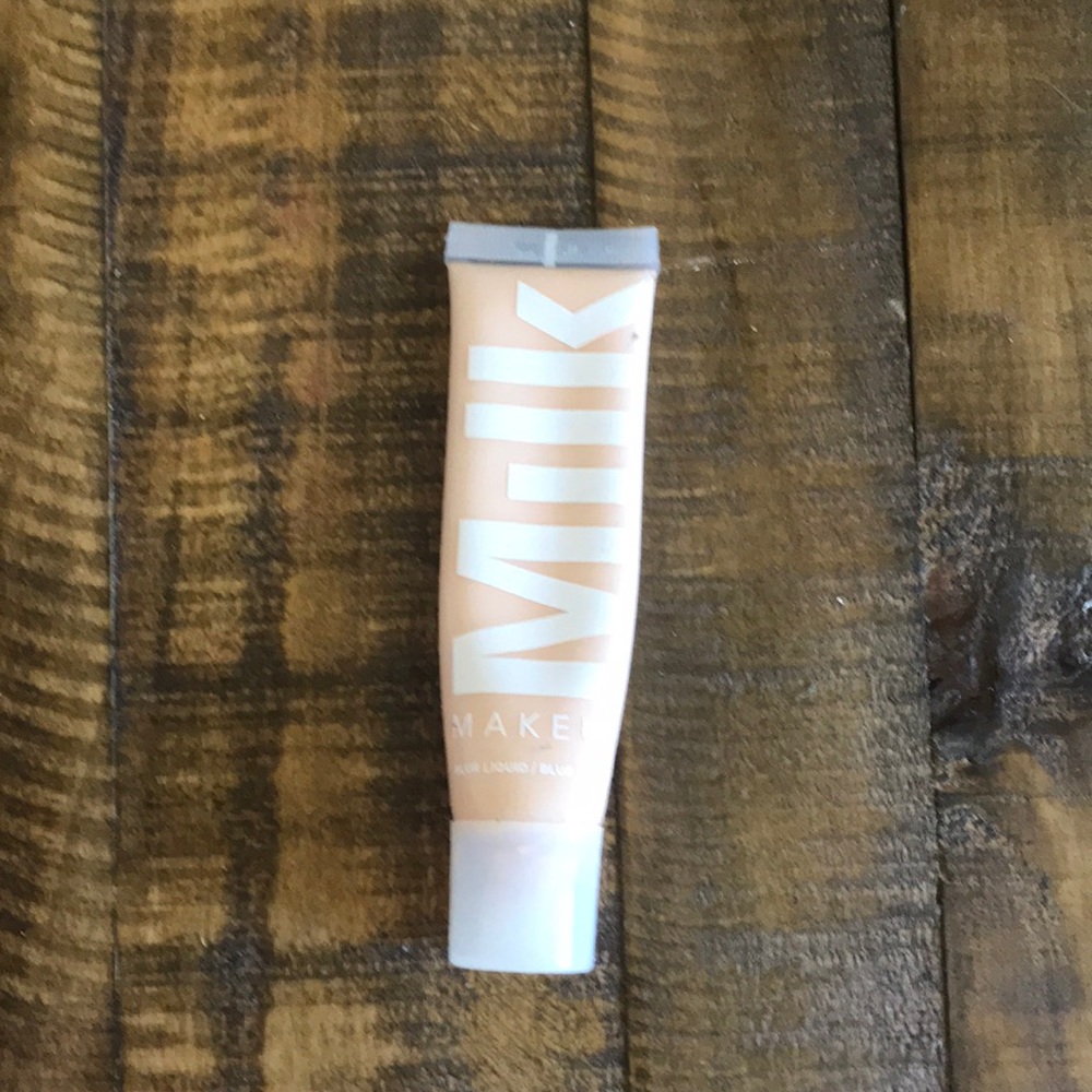 Milk makeup blur foundation. Shade creme.